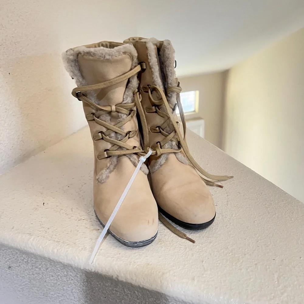 Cole Haan Lace Up Leather Sherpa Line Heeled Winter tan Boots booties FLAWED 7.5
